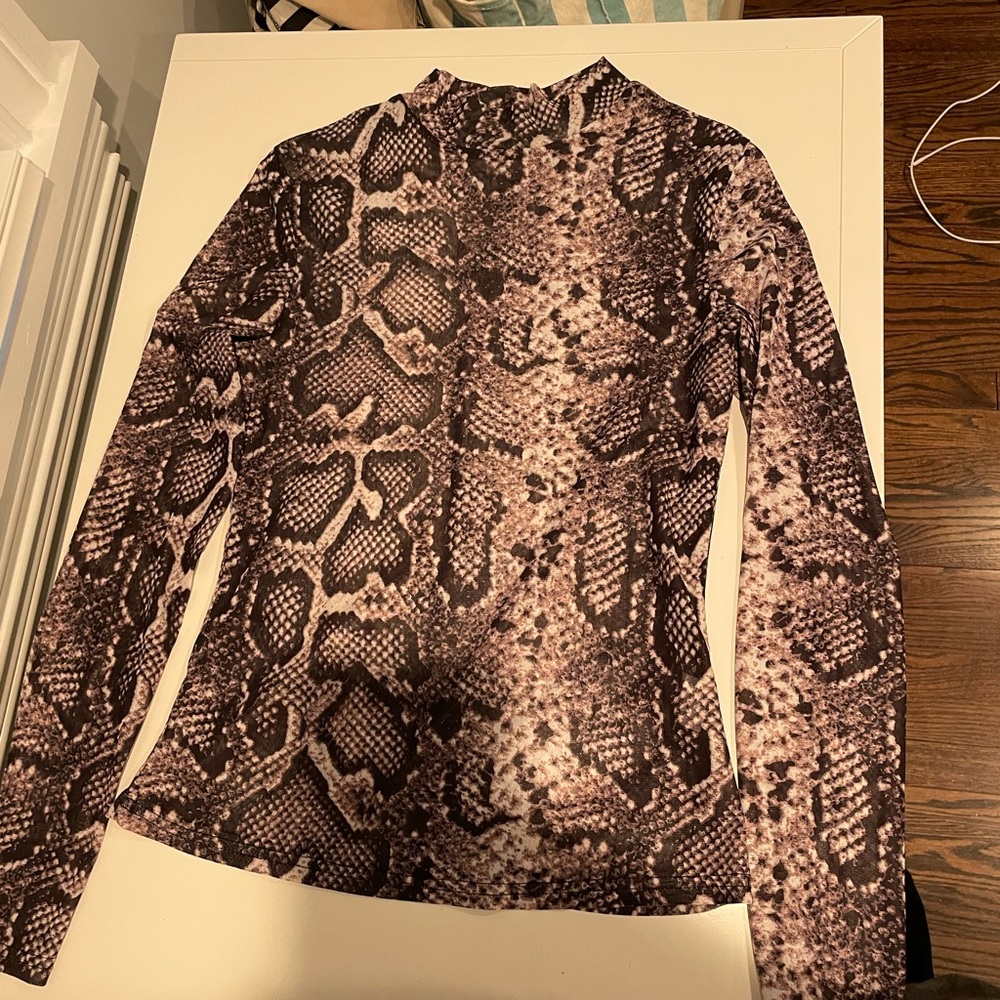 Snake skin king sleeve going out top